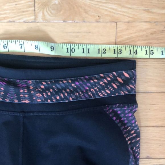 🔴2 for $25 FABLETICS Women's Capri Leggings Black with a design on eac… - Picture 6 of 9